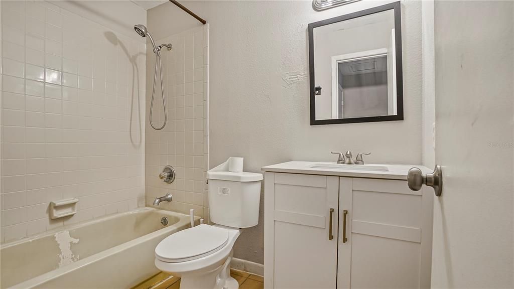 For Rent: $1,300 (2 beds, 1 baths, 812 Square Feet)