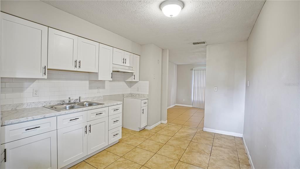 For Rent: $1,300 (2 beds, 1 baths, 812 Square Feet)