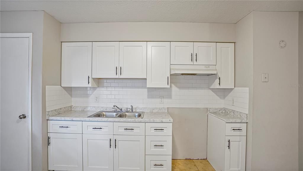 For Rent: $1,300 (2 beds, 1 baths, 812 Square Feet)