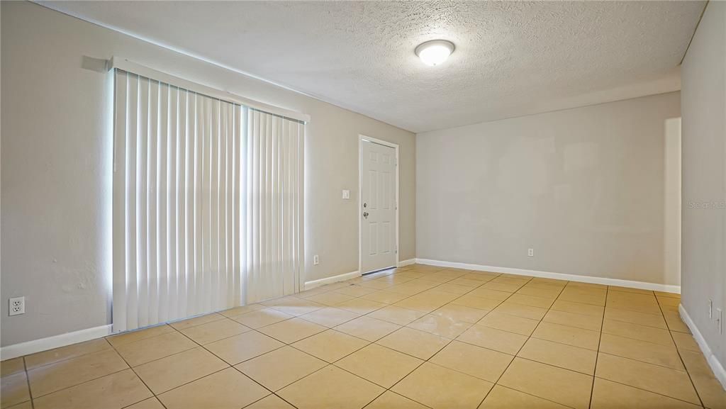 For Rent: $1,300 (2 beds, 1 baths, 812 Square Feet)