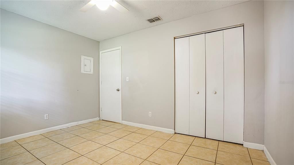 For Rent: $1,300 (2 beds, 1 baths, 812 Square Feet)