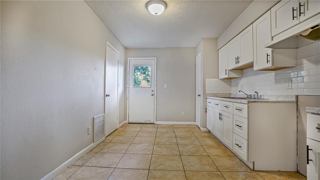 For Rent: $1,300 (2 beds, 1 baths, 812 Square Feet)