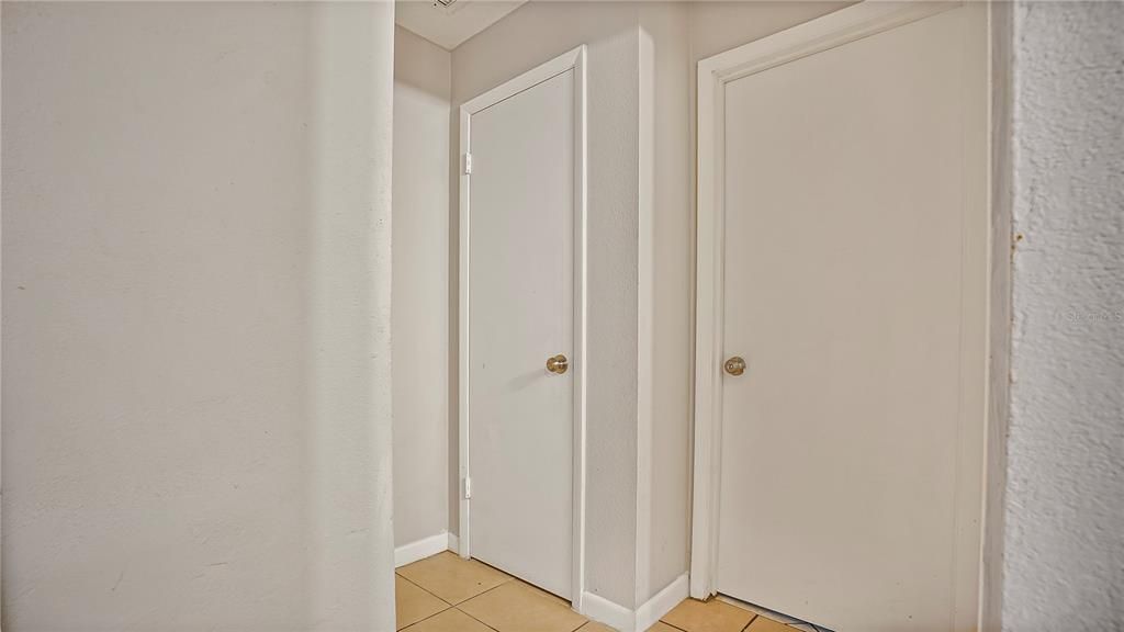 For Rent: $1,300 (2 beds, 1 baths, 812 Square Feet)