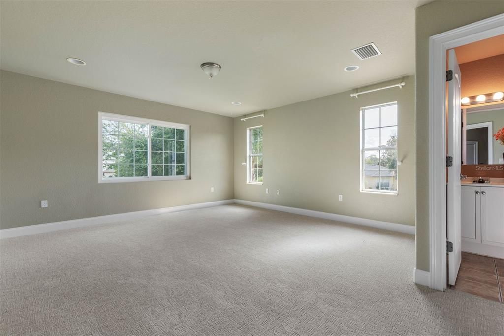 For Sale: $825,000 (5 beds, 4 baths, 3300 Square Feet)