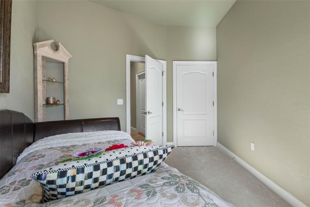 For Sale: $825,000 (5 beds, 4 baths, 3300 Square Feet)