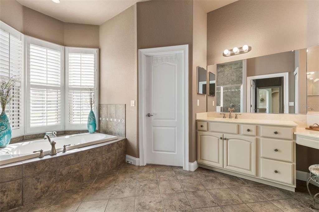 For Sale: $825,000 (5 beds, 4 baths, 3300 Square Feet)