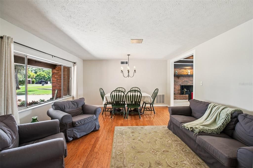 For Sale: $599,999 (3 beds, 3 baths, 2850 Square Feet)