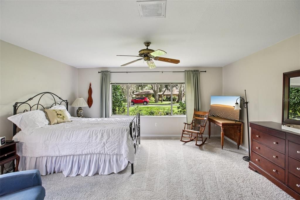 For Sale: $599,999 (3 beds, 3 baths, 2850 Square Feet)