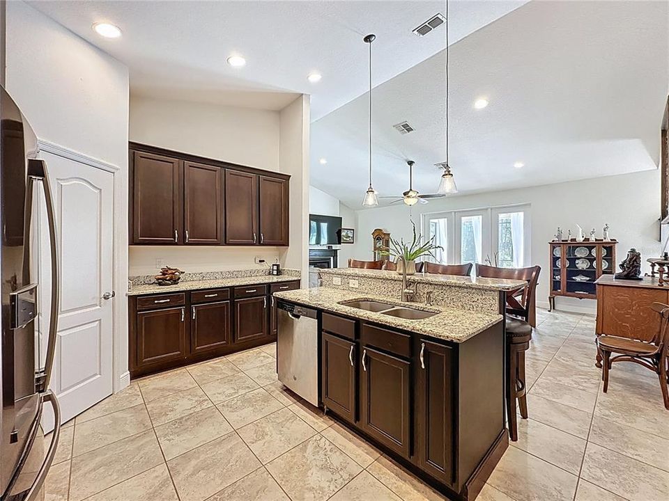 На продажу: $1,065,000 (4 спален, 3 ванн, 2221 Квадратных фут)