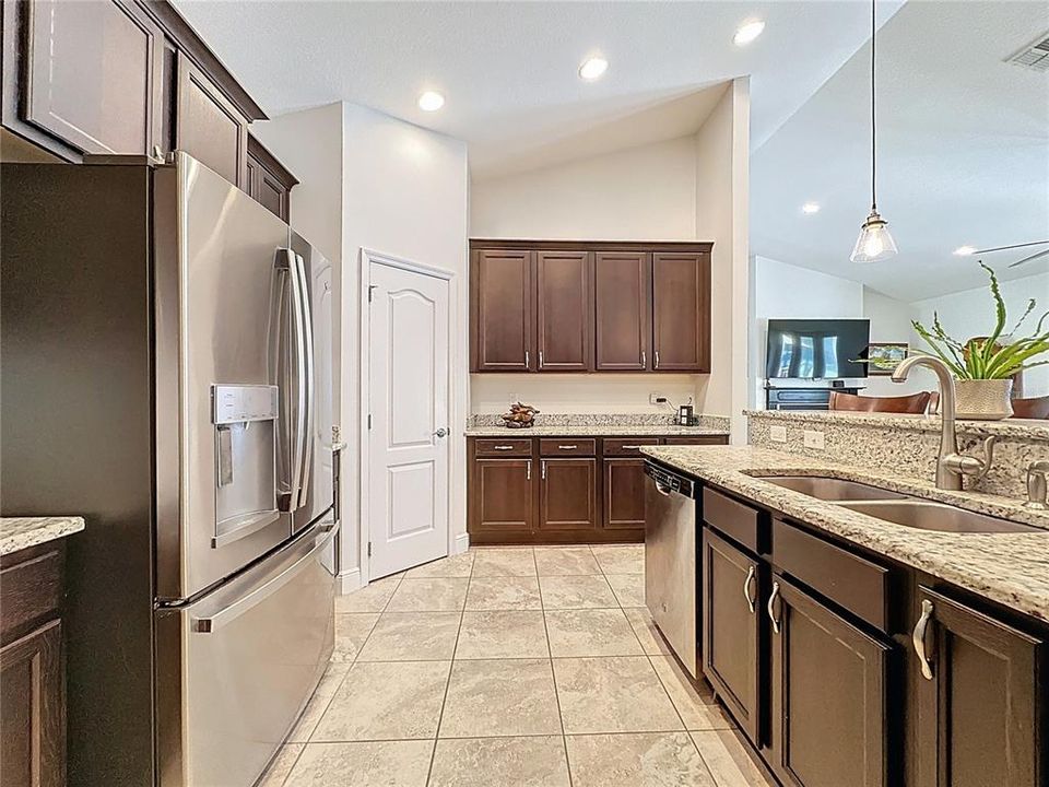 На продажу: $1,065,000 (4 спален, 3 ванн, 2221 Квадратных фут)