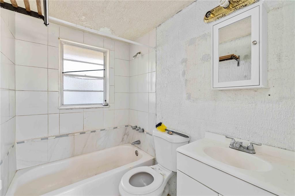 待售: $550,000 (8 贝兹, 0 浴室, 2041 平方英尺)