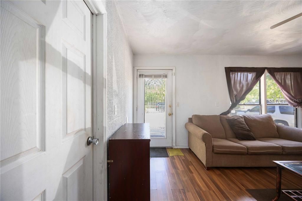 待售: $550,000 (8 贝兹, 0 浴室, 2041 平方英尺)