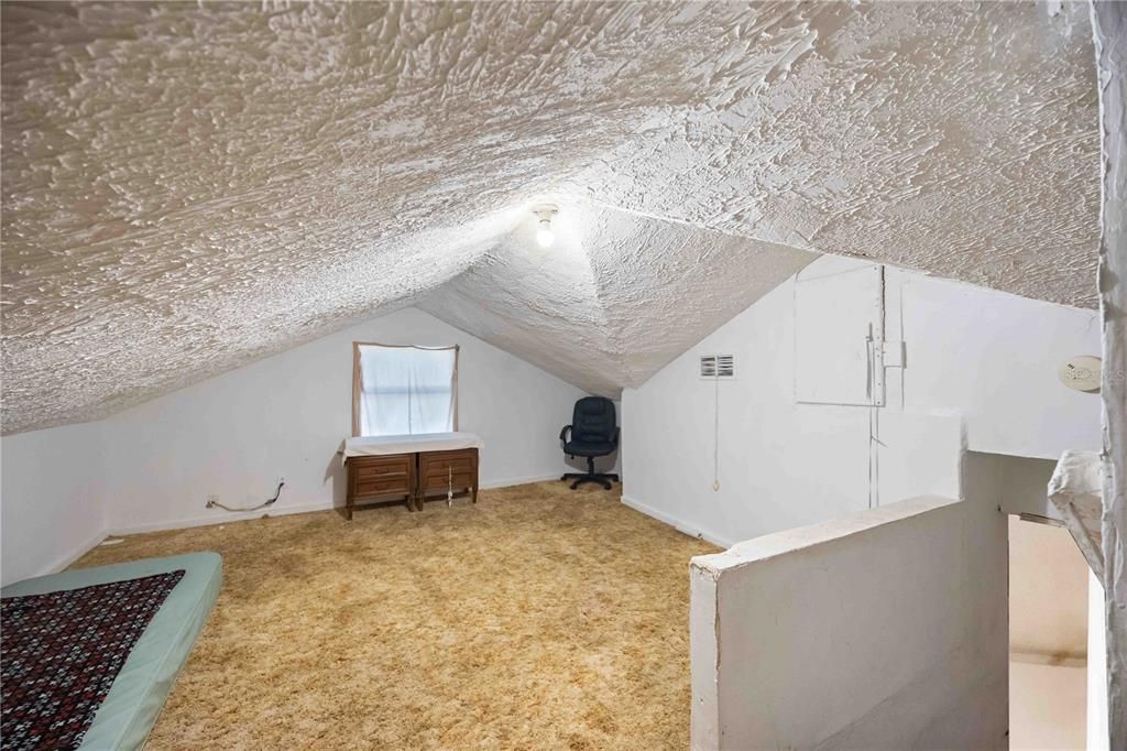 待售: $550,000 (8 贝兹, 0 浴室, 2041 平方英尺)