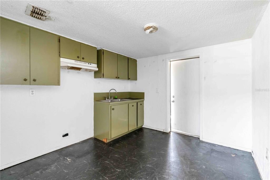 待售: $550,000 (8 贝兹, 0 浴室, 2041 平方英尺)