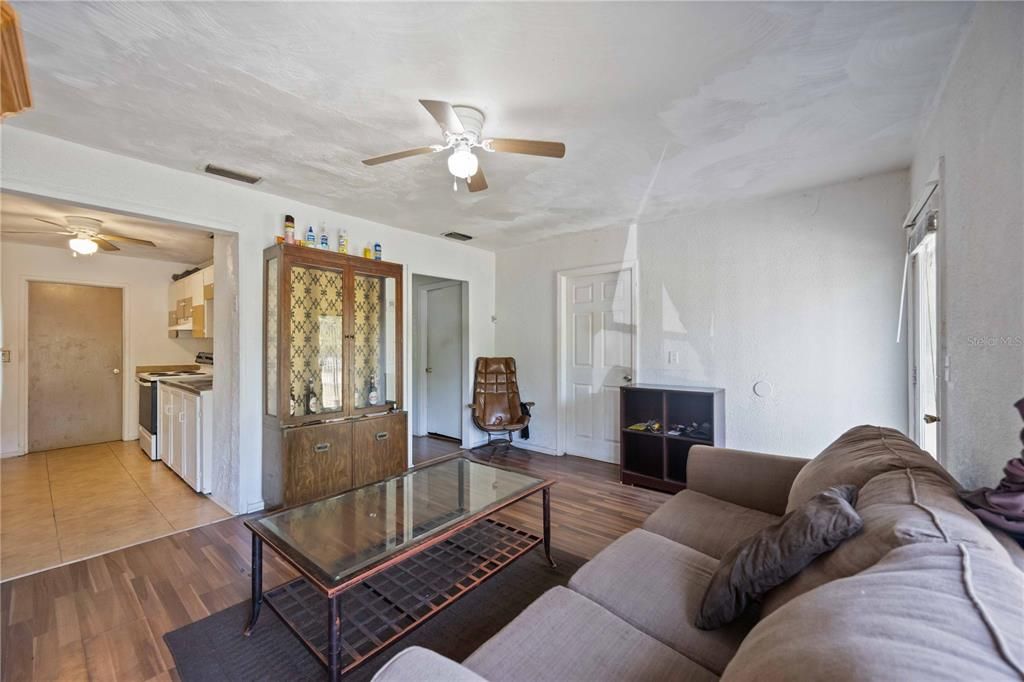 待售: $550,000 (8 贝兹, 0 浴室, 2041 平方英尺)