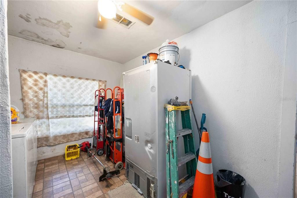 待售: $550,000 (8 贝兹, 0 浴室, 2041 平方英尺)