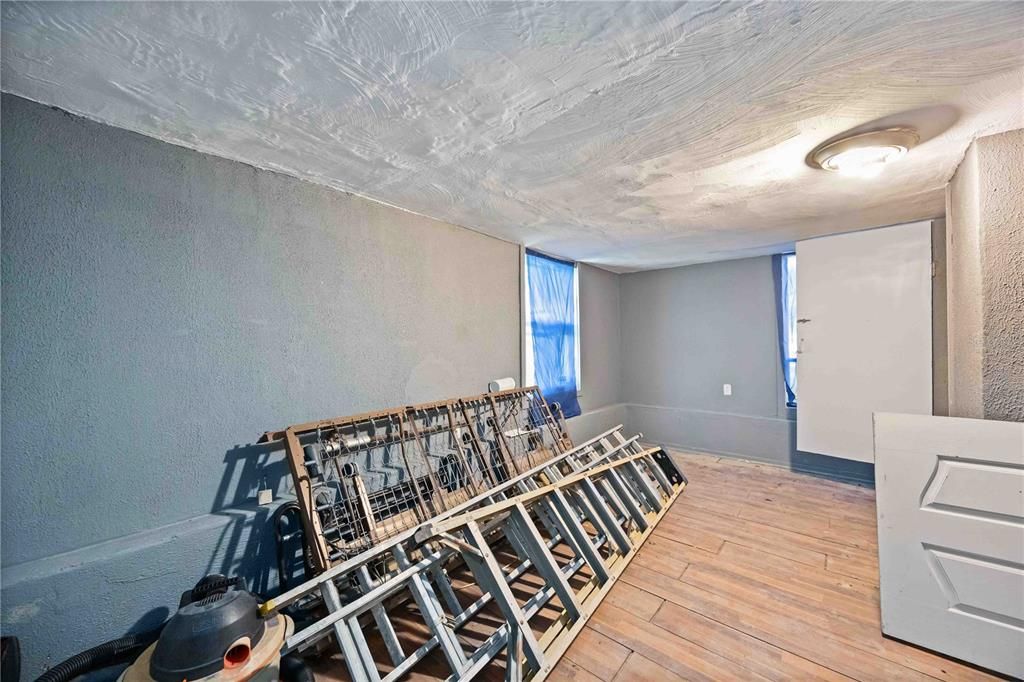 待售: $550,000 (8 贝兹, 0 浴室, 2041 平方英尺)