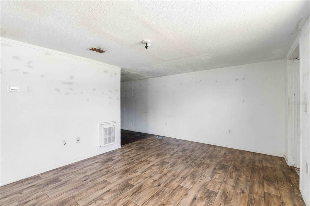 待售: $550,000 (8 贝兹, 0 浴室, 2041 平方英尺)