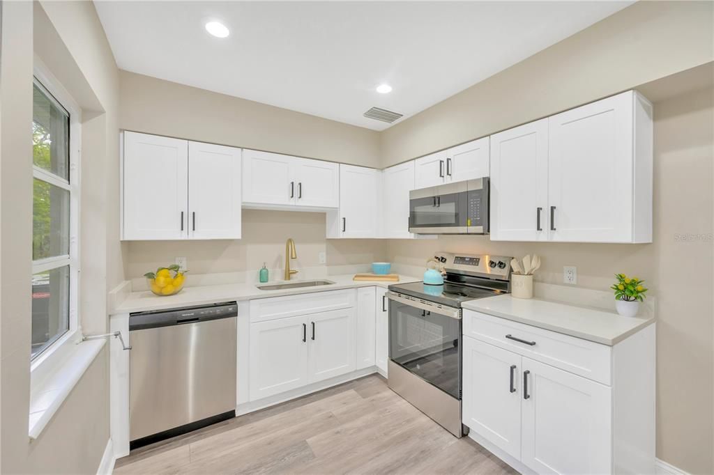 合同活跃: $339,900 (4 贝兹, 1 浴室, 1298 平方英尺)