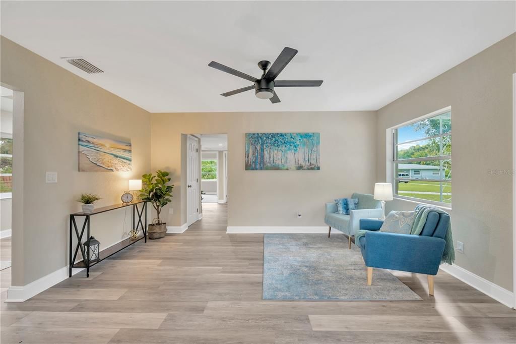 合同活跃: $339,900 (4 贝兹, 1 浴室, 1298 平方英尺)