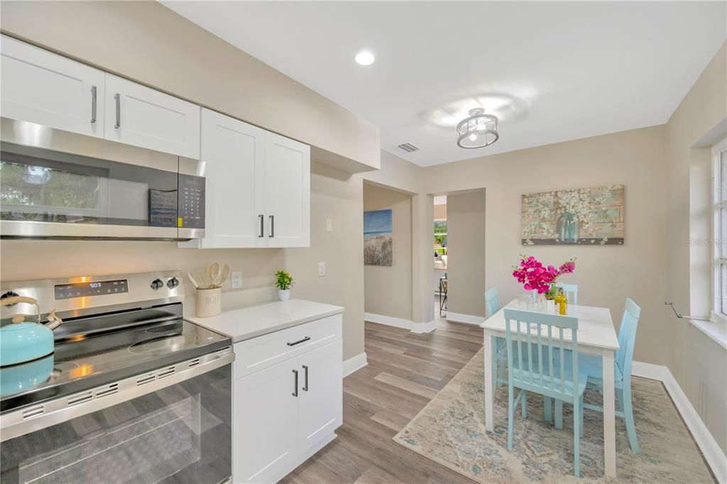 合同活跃: $339,900 (4 贝兹, 1 浴室, 1298 平方英尺)