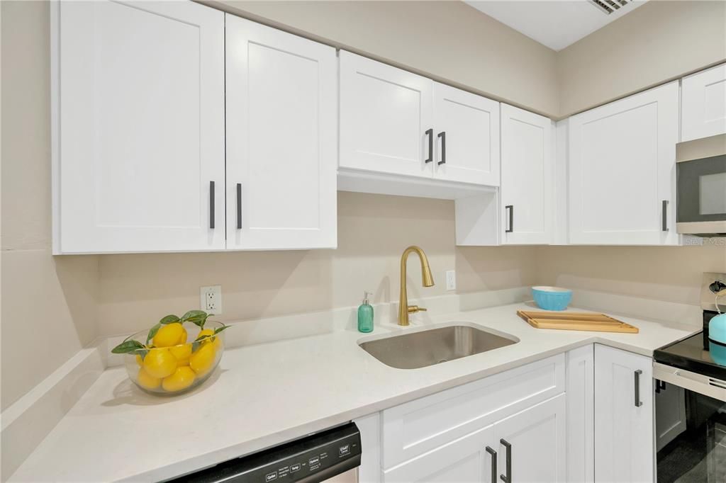 合同活跃: $339,900 (4 贝兹, 1 浴室, 1298 平方英尺)