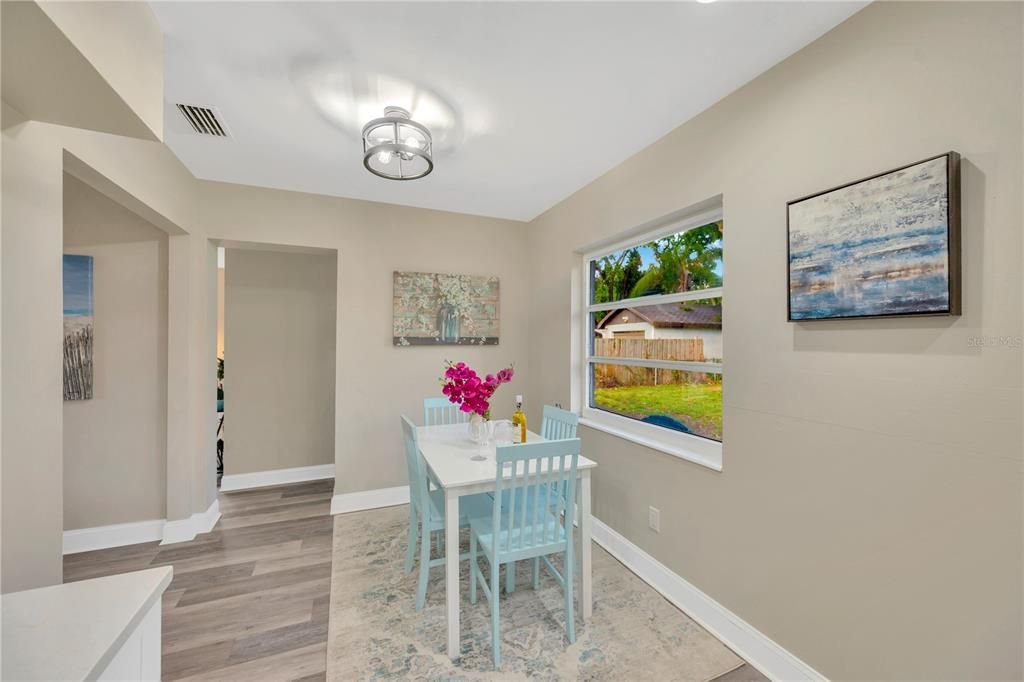 合同活跃: $339,900 (4 贝兹, 1 浴室, 1298 平方英尺)