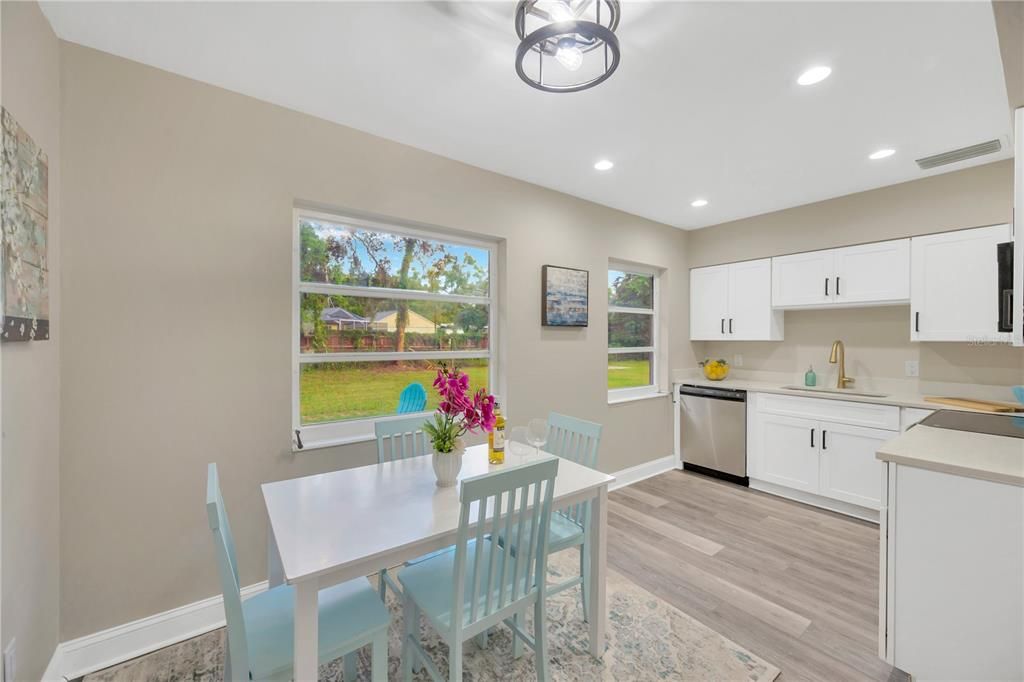 合同活跃: $339,900 (4 贝兹, 1 浴室, 1298 平方英尺)