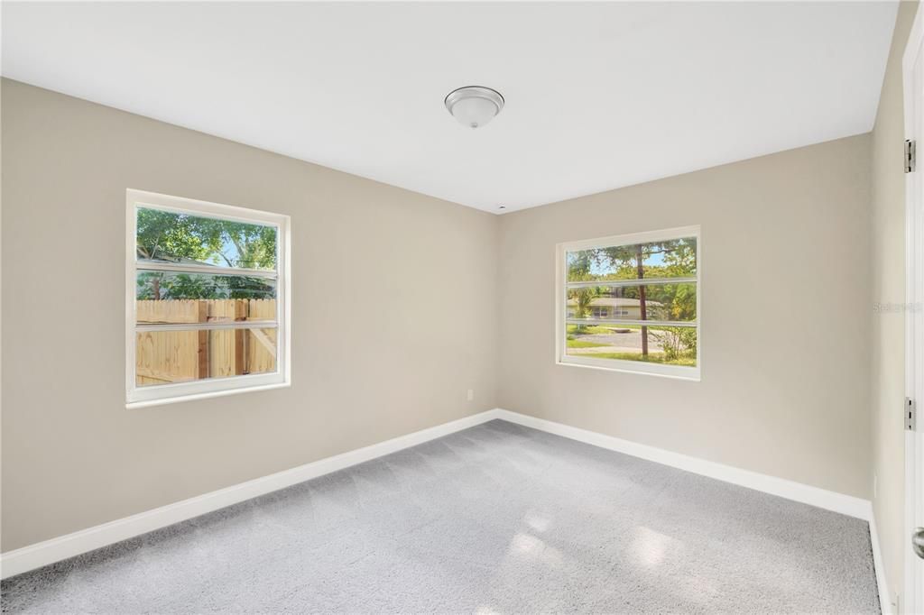 合同活跃: $339,900 (4 贝兹, 1 浴室, 1298 平方英尺)