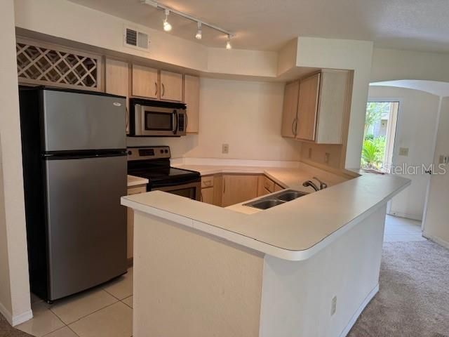 For Sale: $155,000 (1 beds, 1 baths, 847 Square Feet)