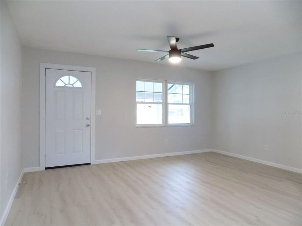 合同活跃: $319,900 (2 贝兹, 1 浴室, 858 平方英尺)