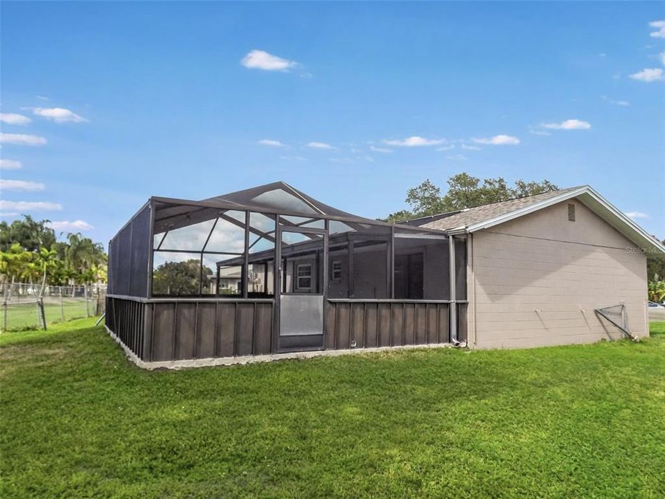 合同活跃: $319,900 (2 贝兹, 1 浴室, 858 平方英尺)