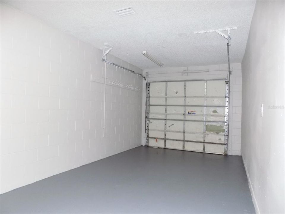 合同活跃: $319,900 (2 贝兹, 1 浴室, 858 平方英尺)