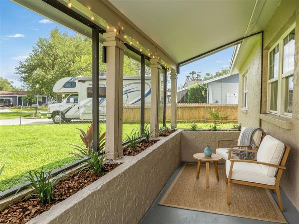 合同活跃: $319,900 (2 贝兹, 1 浴室, 858 平方英尺)