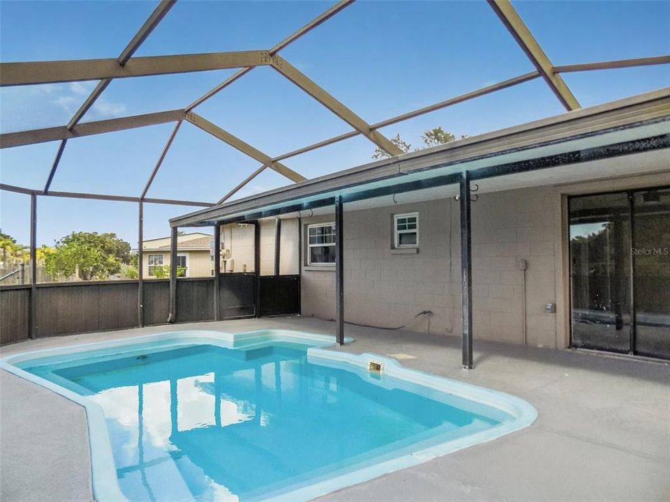 合同活跃: $319,900 (2 贝兹, 1 浴室, 858 平方英尺)