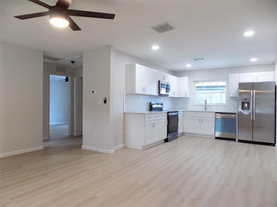 合同活跃: $319,900 (2 贝兹, 1 浴室, 858 平方英尺)