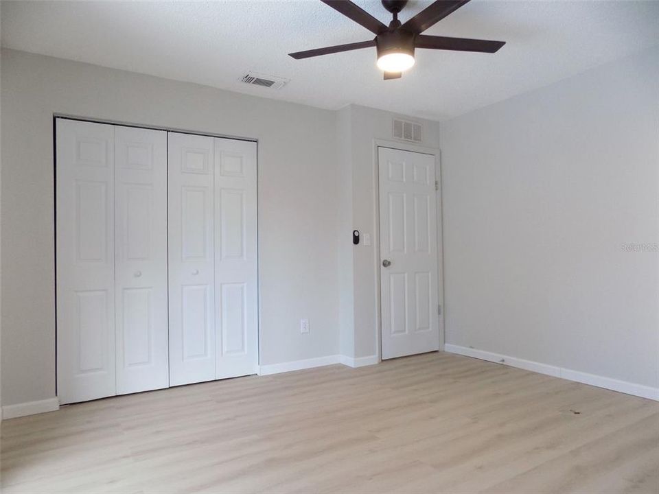 合同活跃: $319,900 (2 贝兹, 1 浴室, 858 平方英尺)