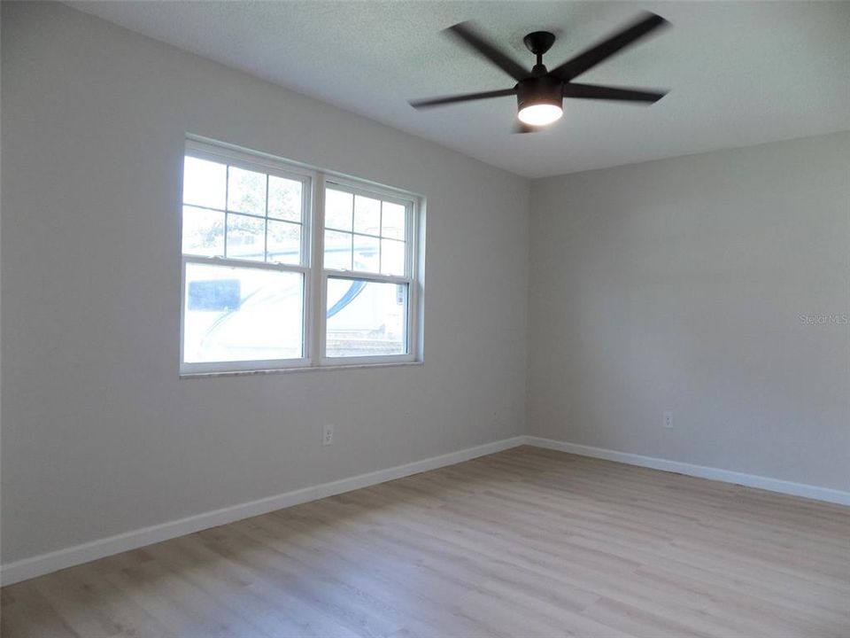 合同活跃: $319,900 (2 贝兹, 1 浴室, 858 平方英尺)