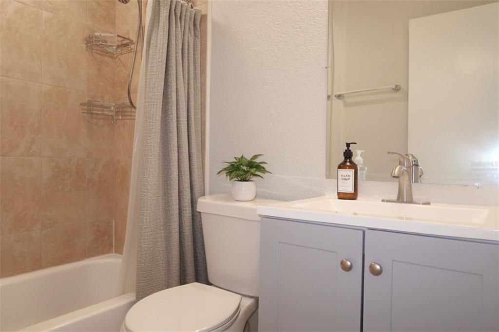 出租: $2,295 (3 贝兹, 1 浴室, 966 平方英尺)