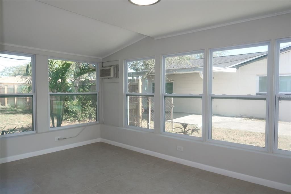 出租: $2,295 (3 贝兹, 1 浴室, 966 平方英尺)