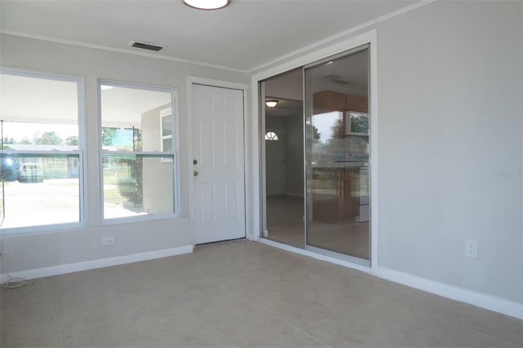 出租: $2,295 (3 贝兹, 1 浴室, 966 平方英尺)