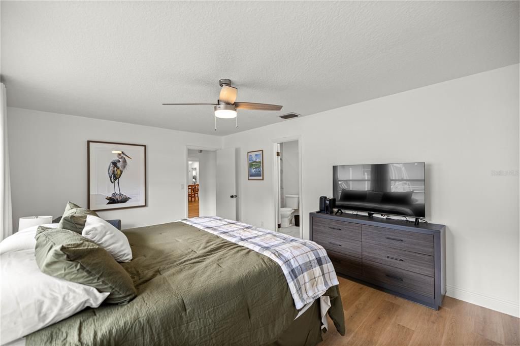 待售: $574,900 (4 贝兹, 2 浴室, 2040 平方英尺)