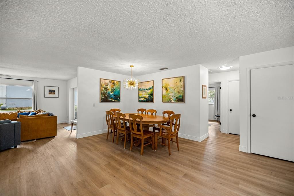 待售: $574,900 (4 贝兹, 2 浴室, 2040 平方英尺)