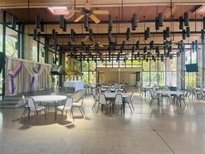 合同活跃: $239,900 (2 贝兹, 2 浴室, 1470 平方英尺)