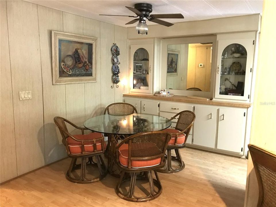 合同活跃: $239,900 (2 贝兹, 2 浴室, 1470 平方英尺)