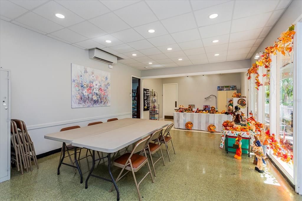 合同活跃: $239,900 (2 贝兹, 2 浴室, 1470 平方英尺)