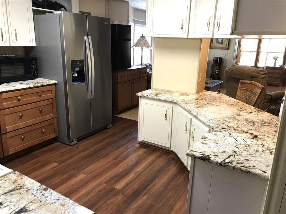 合同活跃: $239,900 (2 贝兹, 2 浴室, 1470 平方英尺)