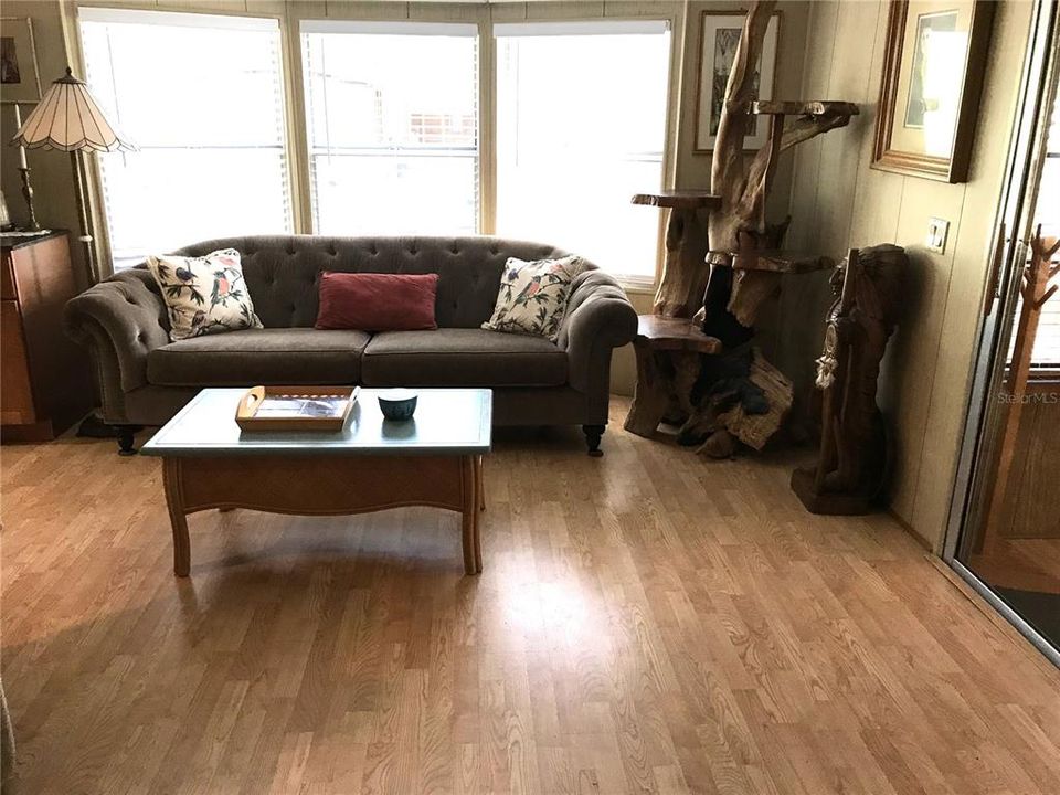 合同活跃: $239,900 (2 贝兹, 2 浴室, 1470 平方英尺)