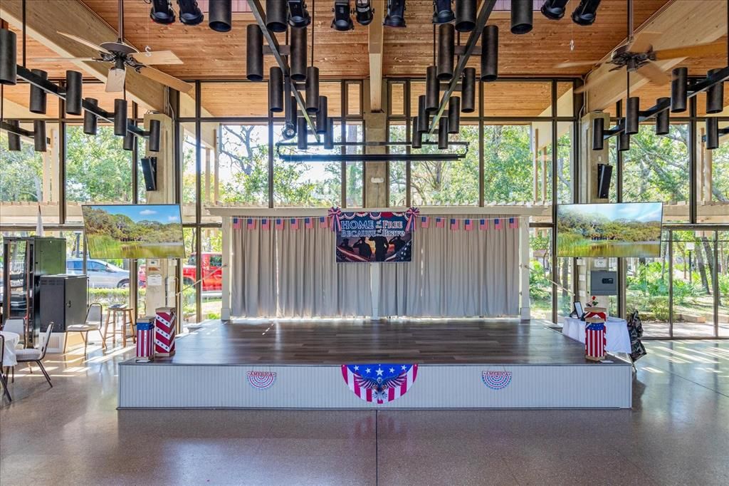 合同活跃: $239,900 (2 贝兹, 2 浴室, 1470 平方英尺)