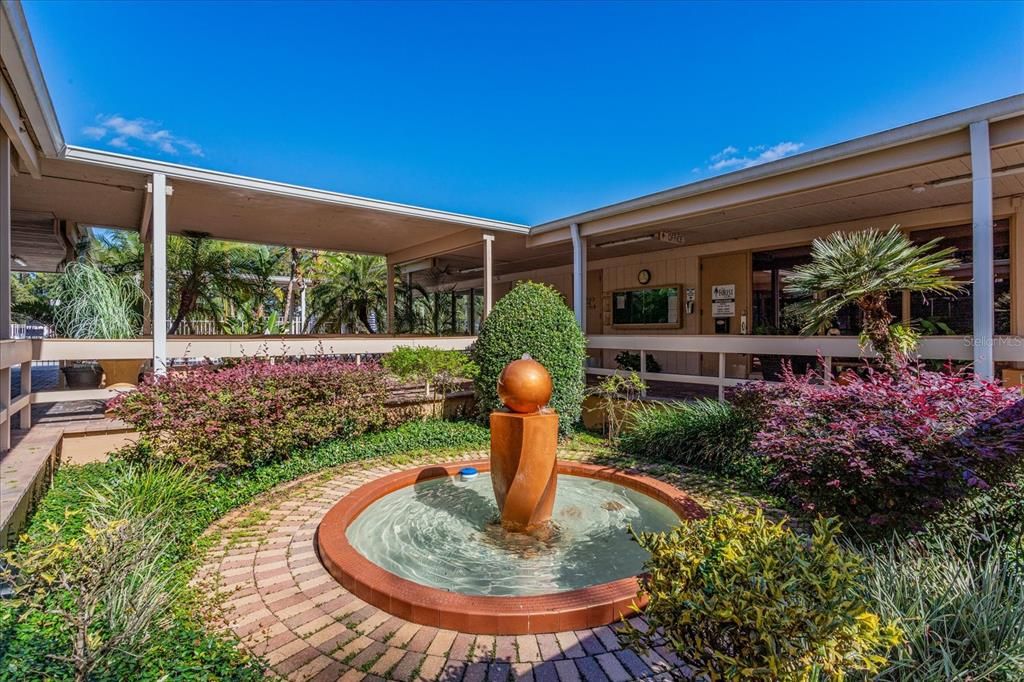 合同活跃: $239,900 (2 贝兹, 2 浴室, 1470 平方英尺)